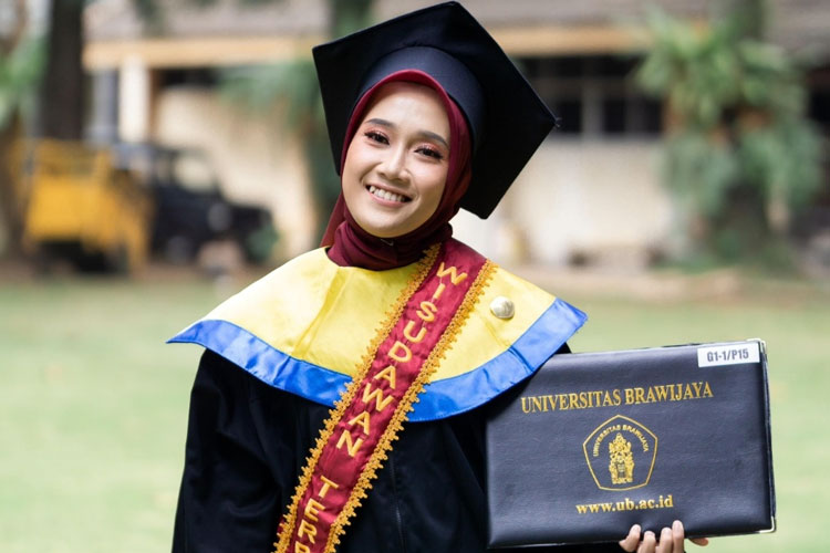 Salah satu wisudawan terbaik UB, Muthi’ah Raudhatul Jannah, dari Prodi Teknik Pengairan Fakultas Teknik pada wisuda periode 15 2024/2025. (Foto: Humas UB)
