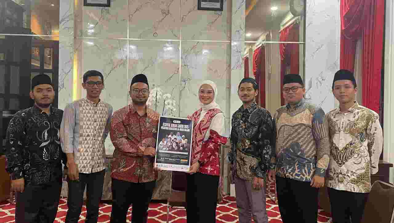 Panitia FIS 2025 Al Hikam Malang menyerahkan rekomendasi kepada ketua DPRD Kota Malang. (Foto: Al Hikam)