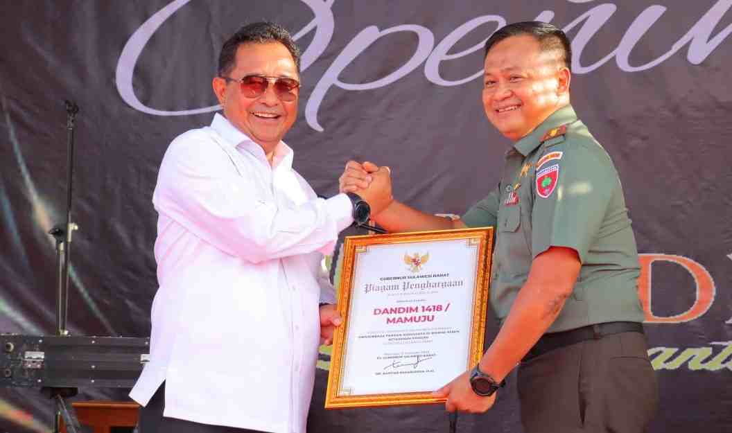 Dandim 1418/Mamuju Kolonel Inf Andik Siswanto menerima penghargaan dari Pj. Gubernur Sulbar Dr. Bahtiar Baharuddin. (Foto: Pendim Mamuju)n