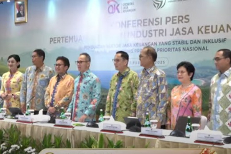 Kepala Eksekutif Pengawas Perbankan OJK Dian Ediana Rae (keempat dari kanan) dalam konferensi pers Pertemuan Tahunan Industri Jasa Keuangan (PITJK) 2025 di Jakarta, Selasa (11/2/2025). (Foto: Tangkapan layar)