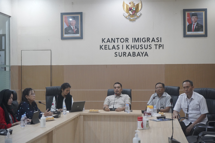 Kepala Kantor Imigrasi Kelas I Khusus TPI Surabaya Agus Winarto memimpin acara sosialisasi Aplikasi Pelaporan Orang Asing (APOA) yang diikuti 49 perwakilan hotel di Jawa Timur. (Foto: dok Imigrasi Surabaya)