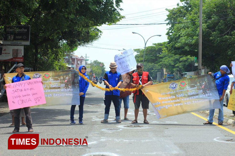 Aksi penandaan jalan rusak/berlubang serta