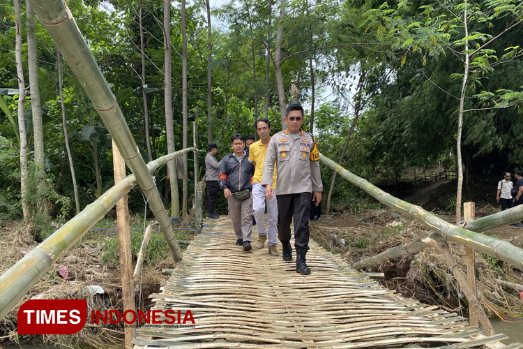 Wartawan dan Kapolres Probolinggo Salurkan Bantuan ke Warga Terisolir di Krejengan