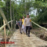 Wartawan dan Kapolres Probolinggo Salurkan Bantuan ke Warga Terisolir di Krejengan