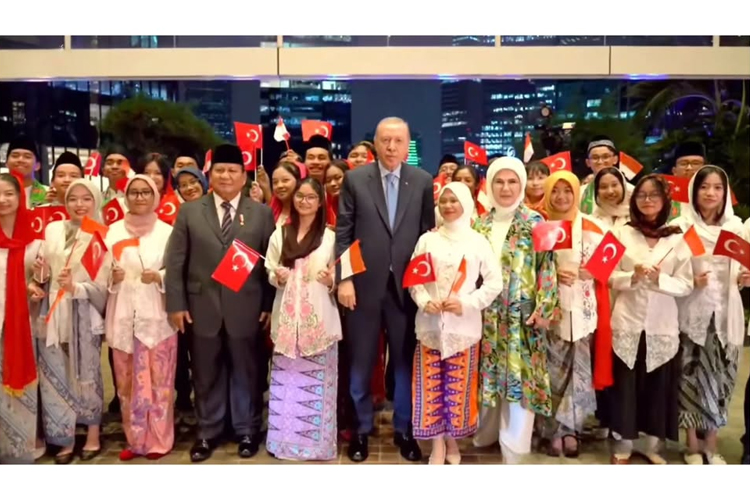 Memakai Pakaian Adat Betawi, Puluhan Anak Sambut Presiden Prabowo dan Erdogan