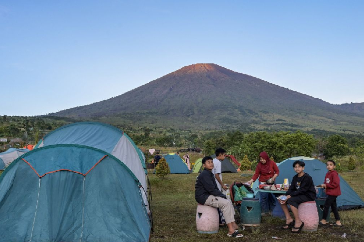 Cuaca Ekstrem Landa Gunung Rinjani, Wisata Nonpendakian Ditutup Sementara