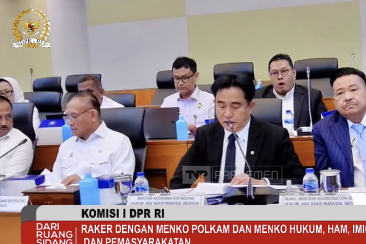 Suasana Rapat Komisi I DPR RI dengan Menko Hukum, HAM, dan Imigrasi serta MenKo Politik dan Keamanan untuk membahas sistem keamanan laut di Kompleks DPR RI, Selasa,(11/2/2025). (FOTO: TV Parlemen)