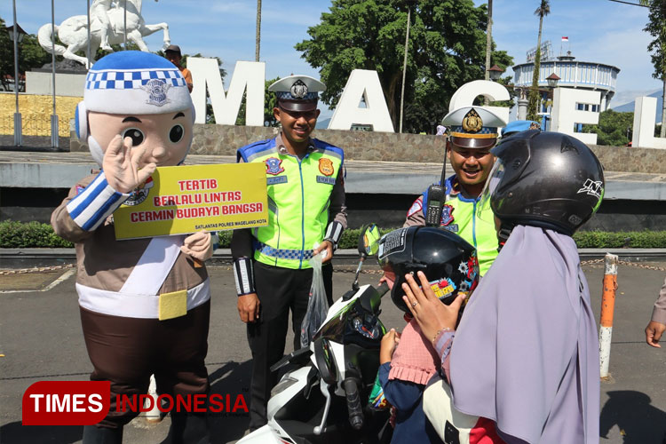 Polres Magelang Kota Berikan Hadiah Kepada Pengendara yang Tertib