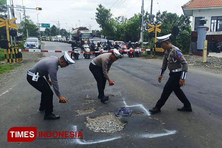 Satlantas Polres Mojokerto Kota Beri Tanda Jalan Berlubang