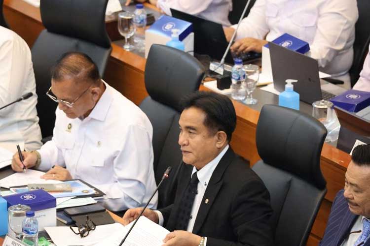 Menko Kumham Imipas Yusril Ihza Mahendra mengikuti rapat kerja bersama Komisi I DPR di Kompleks Parlemen, Senayan, Jakarta, Selasa (11/2/2025). (FOTO: ANTARA/HO-Kumham Imipas)