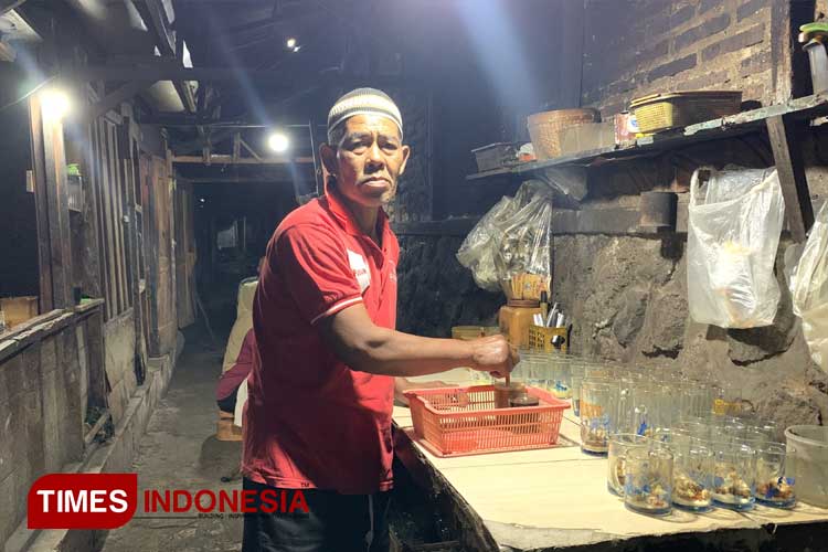 Warung Legendaris 1981 Kendal Ngawi Milik Pak Samen dengan  Nuansa Klasiknya