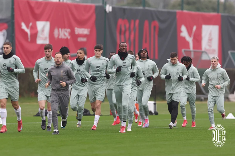 Pemain AC Milan berlatih jelang duel penting dengan tuan rumah Feyenoord di babak playoff Liga Champions di Belanda. (foto: AC Milan)