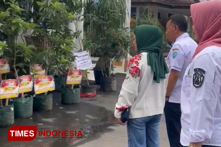 Wujud Ucapan Selamat, Halaman Rumah Dinas Bupati Ponorogo Dipenuhi Bibit Buah