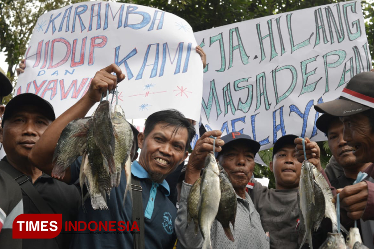 Demo-Proyek-PLTS-di-Bendungan-Karangkates-b.jpg