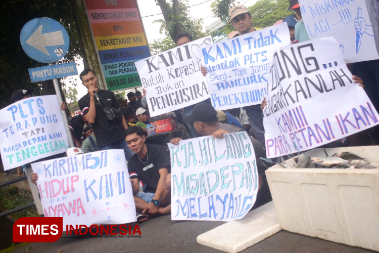 Demo-Proyek-PLTS-di-Bendungan-Karangkates-c.jpg