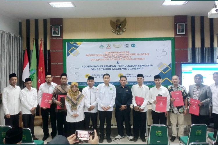 Fakultas Syariah UIN KHAS Jember memberikan penghargaan pada dosen Dedikatif dan kontibutif (FOTO: Wildani for TIMES Indonesia)