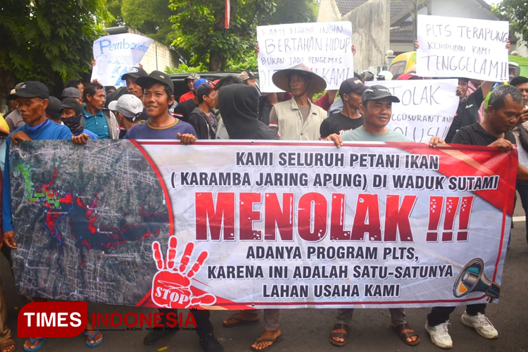 Soal Proyek PLTS di Bendungan Karangkates, Petani Ikan Tawar Demo DPRD Kabupaten Malang, Ini Tuntutannya