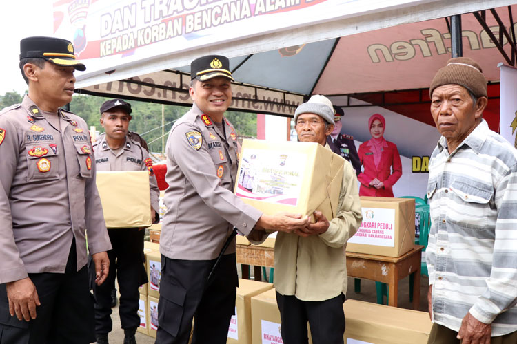 Polres Banjarnegara Serahkan Bantuan Sembako dan Trauma Healing Korban Tanah Bergerak Kaliireng