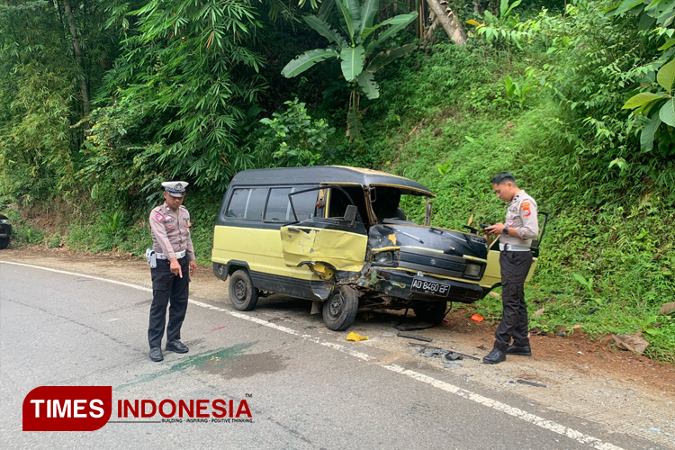 Adu Moncong Gran Max vs Carry di Jalur Pacitan-Ponorogo, Kerugian Belasan Juta