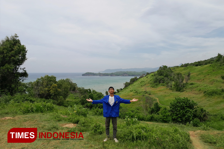 Merasakan keperawanan Pantai Platar di Sudimoro, Pacitan. (Foto: Muhammad Nur Rochman/TIMES Indonesia)