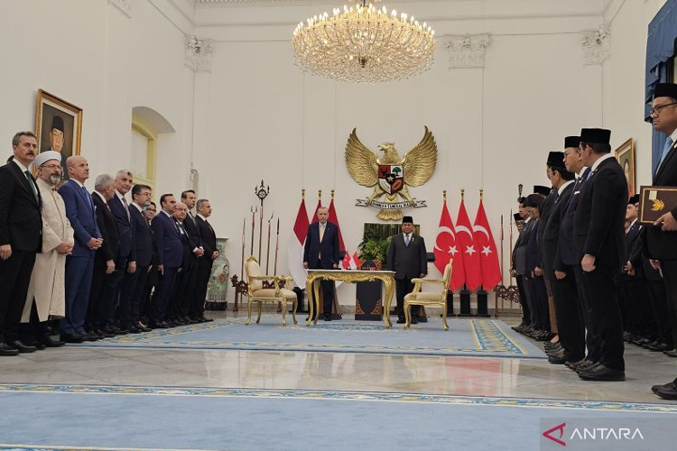 Presiden RI Prabowo Subianto (kanan) dan Presiden Turki Recep Tayyip Erdogan (kiri) bersama masing-masing jajaran pemerintahannya dalam persiapan momen penandatangan dokumen kerja sama antara dua negara. (Foto: ANTARA/Livia Kristianti)
