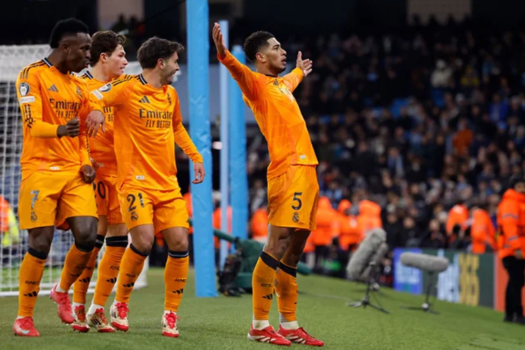 Selebrasi penyerang Real Madrid Jude Bellingham usai membobol gawang Manchester City di babak playoff Liga Champions, Rabu (12/2/2025). Dalam laga ini, Madrid menang 3-2. (Foto: real madrid)