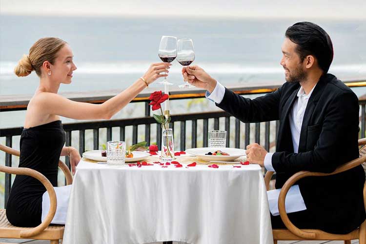 Suasana valentine romantis bisa dinikmati dengan latar belakang pemandangan laut yang memukau di CANNA Bali. (Foto: CANNA Bali)
