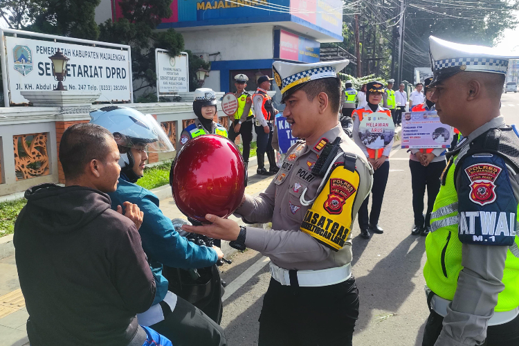 Kaget Dihentikan Polisi, Para Pengendara di Majalengka Malah Dapat Helm dan Bunga