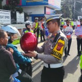 Kaget Dihentikan Polisi, Para Pengendara di Majalengka Malah Dapat Helm dan Bunga