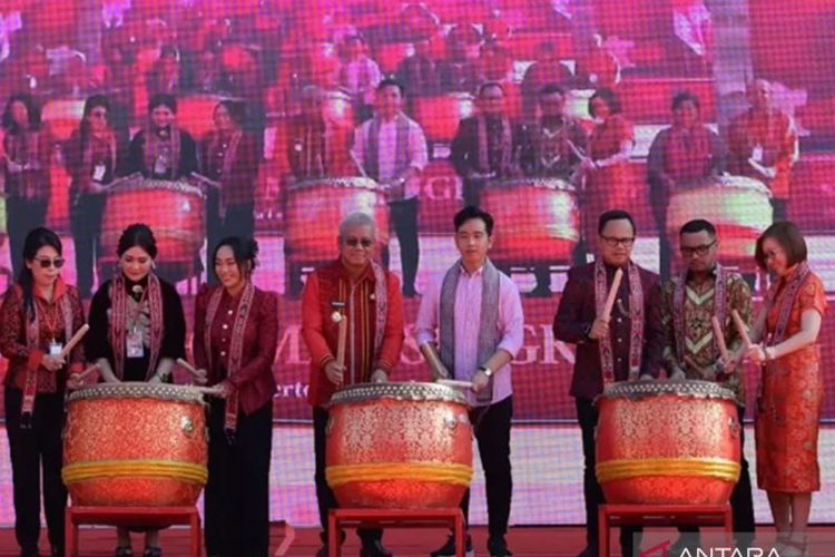 Wapres RI Gibran Raka Buming Raka bersama Pj Gubernur Kalbar Harisson dan sejumlah wakil menteri memukul oku tanda peresmian Festival Cap Go Meh 2025 di Singkawang, Kalbar. (Foto: ANTARA/Rendra Oxtora)