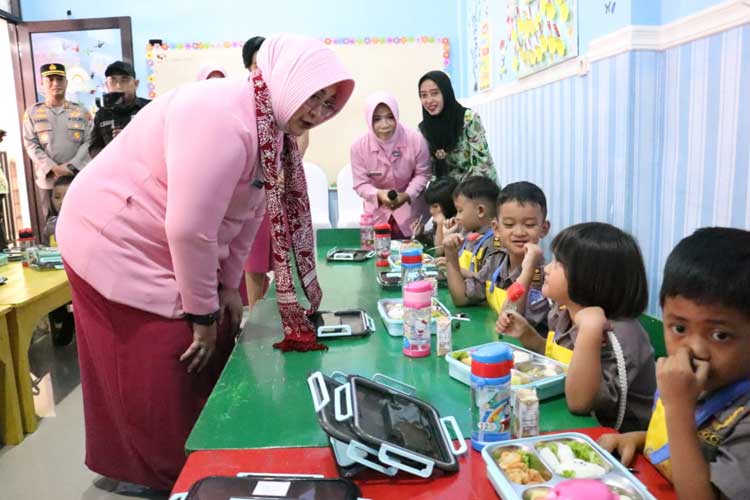 Ketua Bhayangkari Jatim Dukung Program Makan Bergizi TK Kemala 84 di Kota Mojokerto