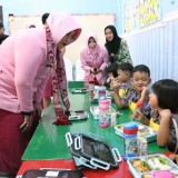 Ketua Bhayangkari Jatim Dukung Program Makan Bergizi TK Kemala 84 di Kota Mojokerto