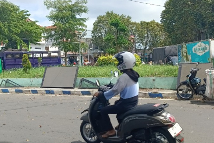 Tampak videotron di Bundaran Pasar Induk sudah dibongkar (FOTO: Moh Bahri/TIMES Indonesia)