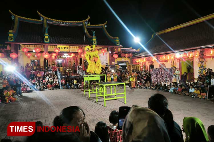 Atraksi barongsai meriahkan Cap Go Meh di TITD Sumber Naga, Kota Probolinggo. (Foto: Sri Hartini/TIMES Indonesia)