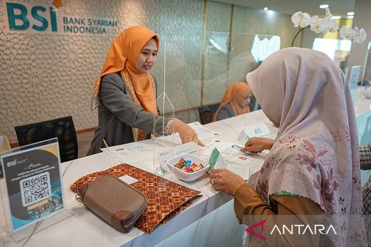 Petugas Bank Syariah Indonesia (BSI) melayani calon haji yang melunasi Biaya Perjalanan Ibadah Haji (Bipih) di BSI Kantor Cabang Banda Aceh Diponegoro, Banda Aceh, Aceh, Selasa (30/1/2024). (ANTARA FOTO/Khalis Surry)