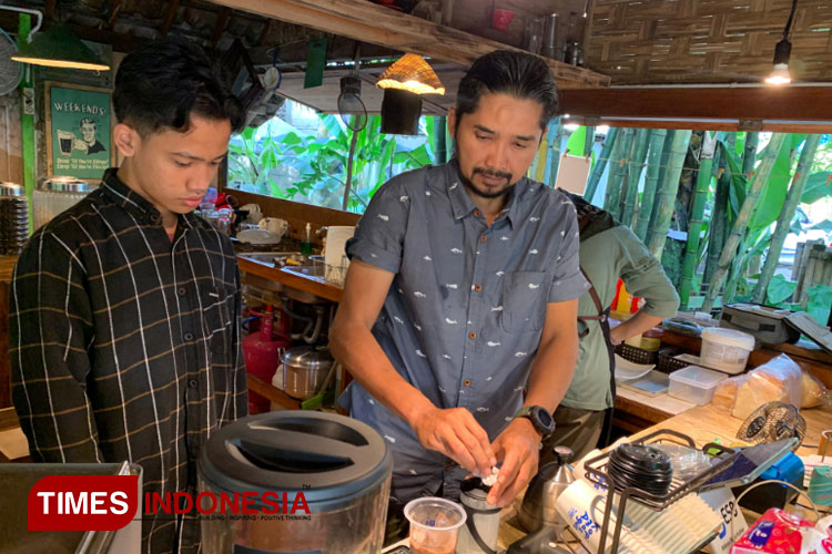 Catur Arif sebagai pemilik Kafe Kopi dan Roti Bakar Mas Agus, ketika mengajari seorang santri tata cara membuat kopi. (FOTO: A.Tulung/TIMES Indonesia)