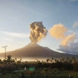 ###(FOTO KIRIM KE WA)### Aktivitas Vulkanik Meningkat, Gunung Lewotobi Laki-Laki Naik ke Level Awas