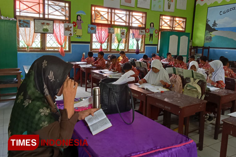 Julaiha Ahmad, guru Pendidikan Agama Islam, yang saat ini masih tetap menjalankan tugas mengajar di SDN 32 Ternate Selatan. (Foto: Rekan Guru seprofesi For TIMES Indonesia)