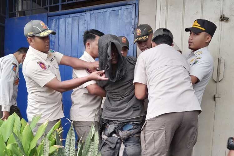 Satpol PP Kota Malang Tangkap Paksa ODGJ Bawa Sajam