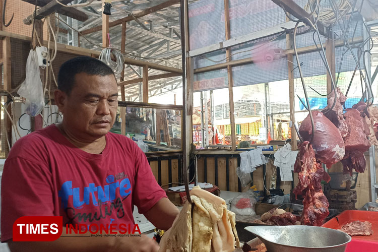 Dampak Wabah PMK, Omzet Penjualan Daging Sapi di Pasar Banyuwangi Anjlok