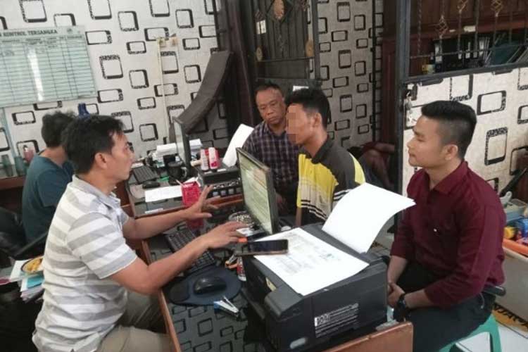 Penyidik Polresta Cilacap saat memeriksa Pepeng, tersangka pengedar sabu. (FOTO: Humas Polresta Cilacap for TIMES Indonesia)