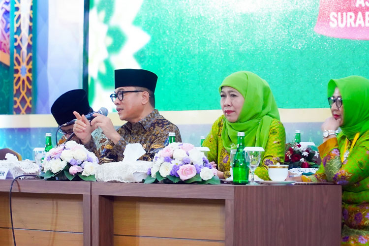 Menkop Budi Arie Setiadi bersama Mendes PDT Yandi Susanto hadir sebagai narasumber dalam pleno Kongres Muslimat NU Ke XVIII di Surabaya. (Foto: Dok. KIP)