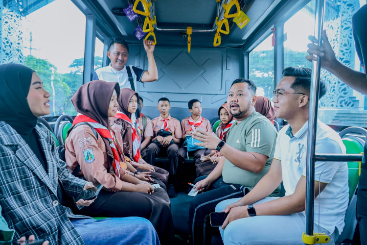 Naik Transportasi Umum, Bupati Gus Yani Ajak Siswa Berkunjung ke Gresik Universal Sains