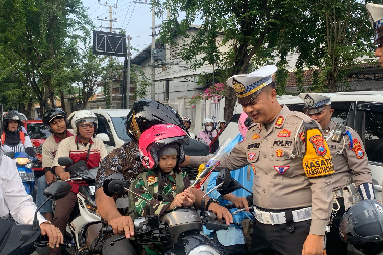 Hari Valentine, Kasatlantas Polres Probolinggo Kota Beri Hadiah Cokelat dan Helm ke Pengendara