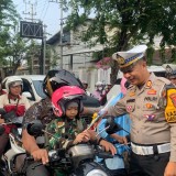 Hari Valentine, Kasatlantas Polres Probolinggo Kota Beri Hadiah Cokelat dan Helm ke Pengendara