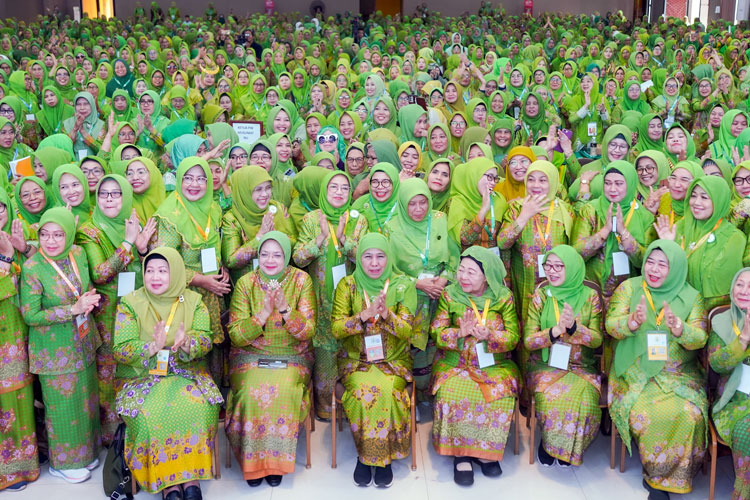 Kongres Ke-18 Muslimat NU hari keempat Sidang Pleno VII tentang LPJ dan Sidang Pleno VIII tentang Pandangan Umum di Asrama Haji Sukolilo, Surabaya, Jawa Timur.