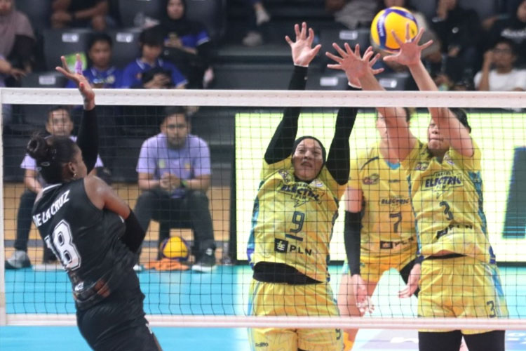 Popsivo Polwan (hitam) dengan bintangnya Neriman Ozsoy belum terkalahkan hingga laga kesembilan PLN Mobile Proliga 2025. (FOTO: PBVSI)