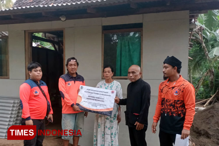 Penyerahan bantuan material kepada warga yabg rumahnya rusak akibat amgin kencang. (Foto : Anggara Cahya/TIMES Indonesia)