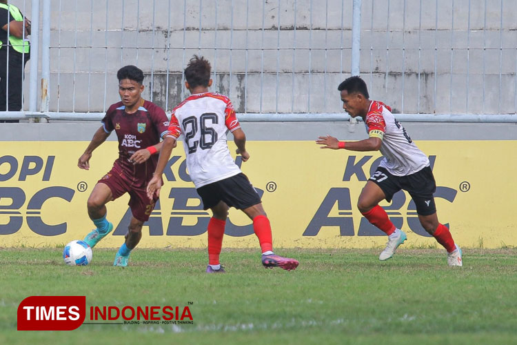 Laga Persewangi Banyuwangi versus Sang Maestro FC, dalam laga perdana babak 8 besar Liga 4 Kapal Api PSSI Jatim, di Stadion Diponegoro Banyuwangi. (Foto : Dokumentasi TIMES Indonesia)