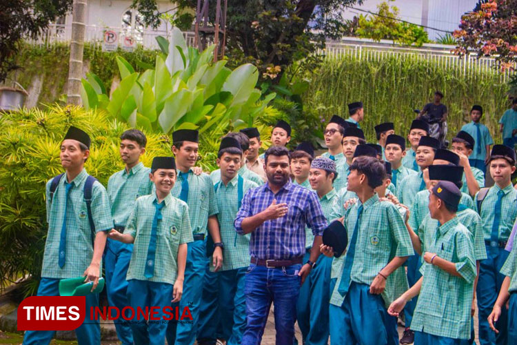 Siswa Kelas Idaman Bersama Native Speaker. (FOTO: AJP TIMES Indonesia)